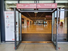 
L’aéroport international Willy-Brandt de Berlin-Brandebourg (BER) n’accueillera aucun vol commercial ce lundi 13 mars, en ra