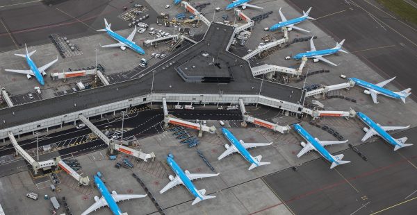 
Dans un vidéo publiée par KLM, un bagagiste-stagiaire de la compagnie aérienne néerlandaise offre un regard inédit sur le pa