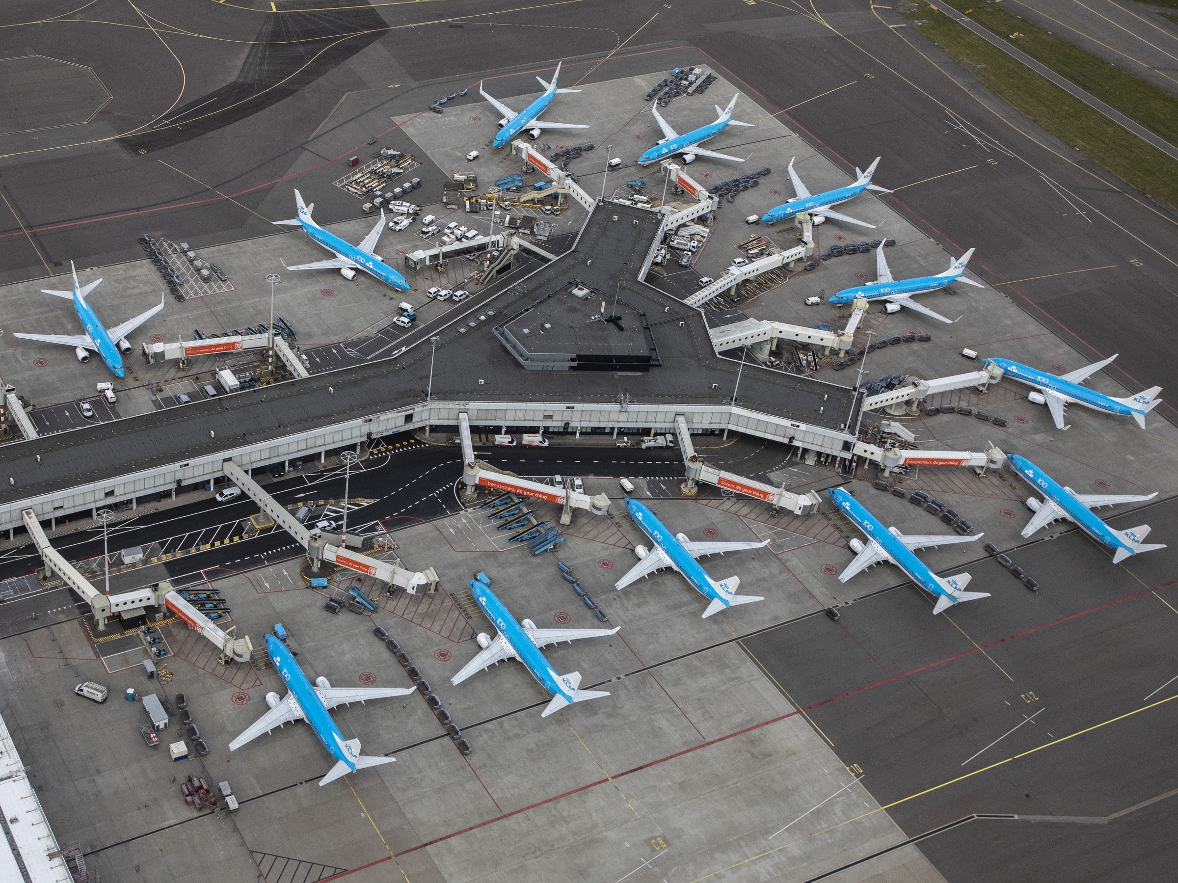 Amsterdam‑Schiphol offre plus de 10% de remise sur ses redevances pour compenser le choc du kérosène 1 Air Journal