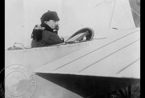 
Histoire de l’aviation – 9 août 1912. Bloqué à plusieurs reprises par un vent capricieux, l’aviateur André Beaumont, de