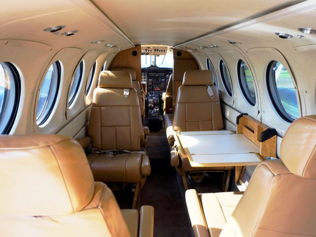 air-journal-apg-airlines-beech200-cabine
