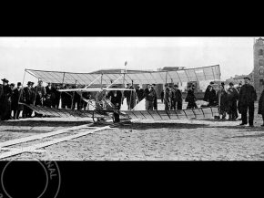 
Histoire de l’aviation – 26 mars 1905. Responsable de fabrication d’un tout nouveau planeur, l’ingénieur de nationalit