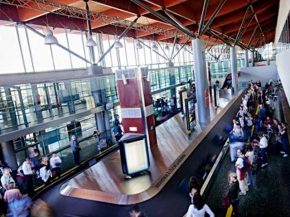 
En prévision d’un trafic particulièrement dense pendant l été, l’aéroport de La Réunion-Roland Garros met en œuvre u