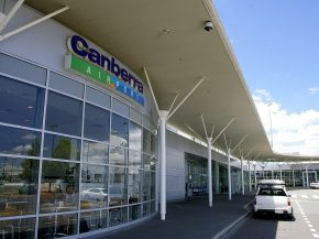 
Un homme a tiré cinq coups de feu dans le hall des départs de l aéroport de Canberra ce dimanche, provoquant la panique des pa