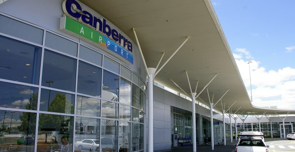 
Un homme a tiré cinq coups de feu dans le hall des départs de l aéroport de Canberra ce dimanche, provoquant la panique des pa
