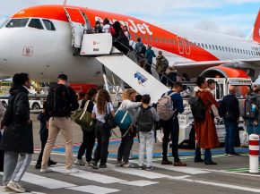 
Pour le premier semestre de son exercice décalé 2025‑2026, clos fin mars, easyJet prévoit une perte avant impôts   compris