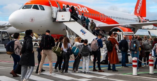 
Pour le premier semestre de son exercice décalé 2025‑2026, clos fin mars, easyJet prévoit une perte avant impôts   compris