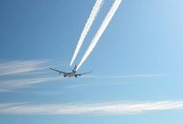 
Depuis plusieurs décennies, les traînées blanches laissées par les avions dans le ciel fascinent autant qu’elles interrogen