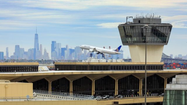 Panne du contrôle aérien : les aéroports de New York paralysés pendant des heures
