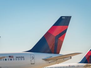 
Delta Air Lines a affiché une perte nette de 289 millions de dollars au premier trimestre 2026. Un an plus tôt, elle avait réa