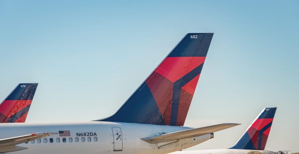 
Delta Air Lines a affiché une perte nette de 289 millions de dollars au premier trimestre 2026. Un an plus tôt, elle avait réa