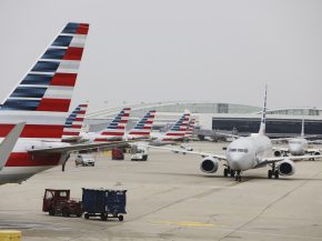 
Une femme poursuit en justice American Airlines en indiquant que la compagnie aérienne basée à Dallas, a   égaré » ses enf