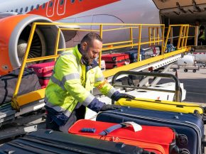 
EasyJet étend à Birmingham, au Royaume-Uni, son service gratuit de dépôt de bagages la veille, baptisé   Twilight Bag Drop 