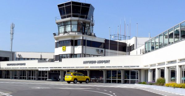 
Le gouvernement flamand a approuvé vendredi un rapport esquissant l avenir des trois aéroports régionaux -Anvers, Ostende-Brug