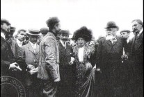 
Histoire de l’aviation – 24 août 1909. Une foule immense de cent mille personnes s’est massée ce mardi 24 août 1909 sur 