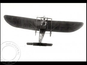 
Histoire de l’aviation – 13 octobre 1909. En ce mercredi 13 octobre 1909, un grand cortège passe dans les rues de Paris, d