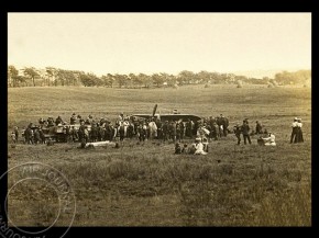 
Histoire de l’aviation – 11 août 1910. Quelques semaines après sa magnifique performance qui lui a permis de devenir le r