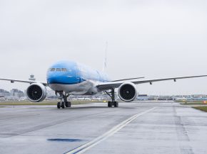 
Un Boeing 777-300ER de KLM reliant Amsterdam-Schiphol à Curaçao a fait demi-tour jeudi, après l’incendie d’une batterie ex