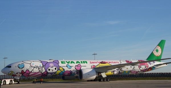 EVA AIR エバー航空 777-300ER ハローキティ LOLLY NG EVA Air : son Boeing 777-300ER Hello Kitty Lolly Jet arrive