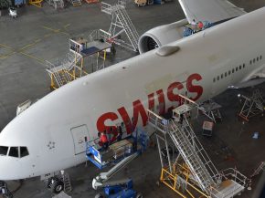 
La maintenance technique d un avion de ligne est cruciale pour assurer sa sécurité, sa fiabilité et sa performance. Voici les 