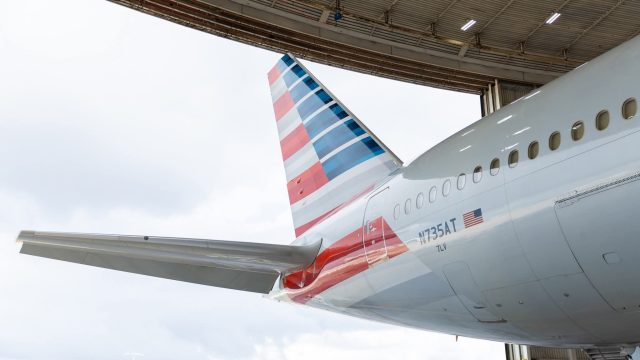 Six toilettes sur huit hors service : un Boeing 777 d’American Airlines dérouté à New York