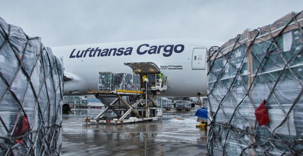 
Lufthansa Cargo a annoncé suspendre le transit de fret via son hub de Francfort en raison du nombre croissant d’infections au 