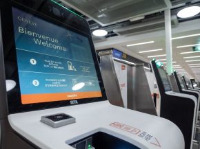 
A l aéroport de Genève, une nouvelle zone de dépose bagages en libre-service a été mise en place pour les passagers d easyJe