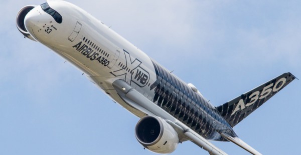 
Au salon aéronautique de Dubaï, EgyptAir a signé avec Airbus une commande ferme de 10 gros-porteurs A350-900, a annoncé aujou