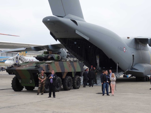 air-journal-bourget-2015-ambiance-militaire