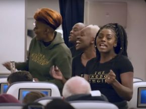 C est avec surprise et joie que les passagers d un vol Londres-Sydney de British Airways ont accueilli les artistes de la chorale 