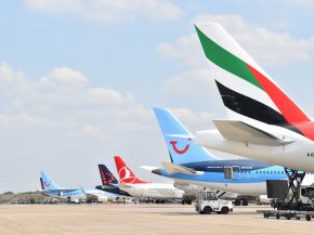 Selon les prévisions de l Association Internationale du transport aérien (IATA), le transport aérien mondial devrait générer 