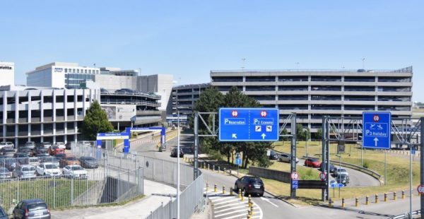 Brussels Airport propose désormais 30 minutes de stationnement gratuit dans les parkings couverts P1, P2 et P3 afin que les 