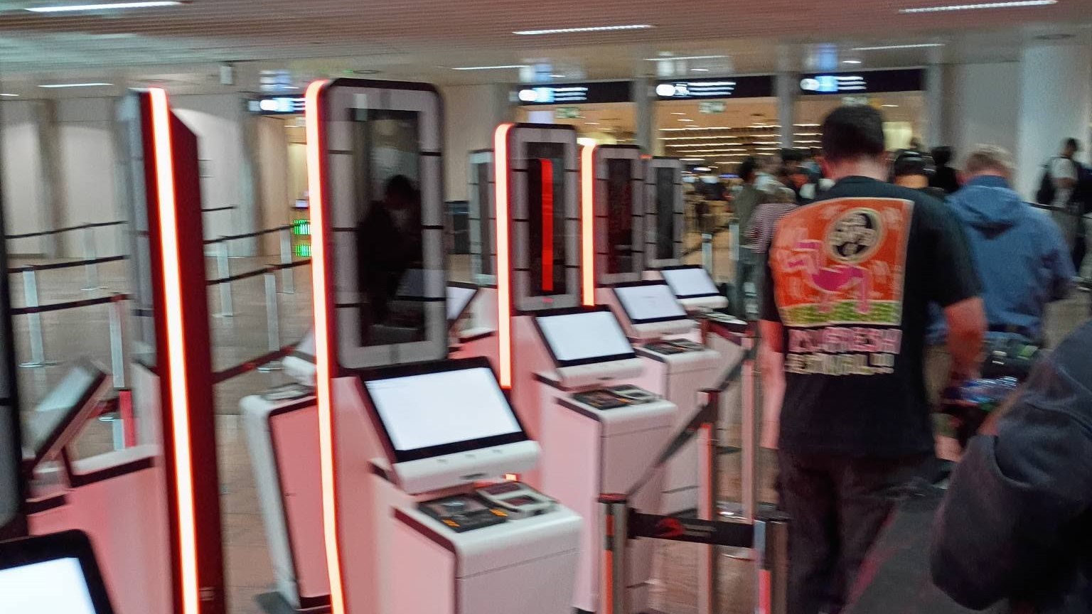 Contrôles EES : près de cinq heures d’attente signalées à Bruxelles, des difficultés persistent ailleurs en Europe 1 Air Journal Contrôles EES : près de cinq heures d’attente signalées à Bruxelles, des difficultés persistent ailleurs en Europe 1 Air Journal