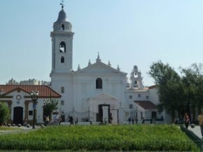 
L Argentine, vaste et diversifiée, offre une palette de paysages à couper le souffle, une culture riche et une cuisine délicie