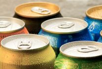 
A cause de la chaleur intense qui touche les Etats-Unis cet été, des canettes de soda explosent à bord, souvent lors de leur o