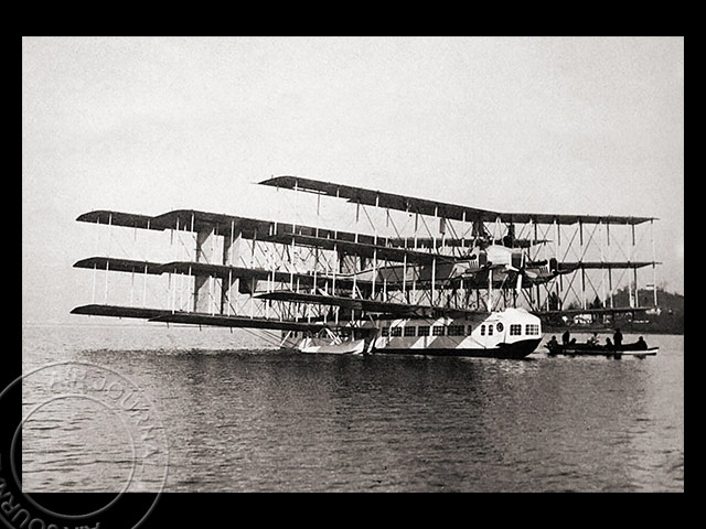 Le 4 mars 1921 dans le ciel : Bain forcé pour le « Capranissimo »