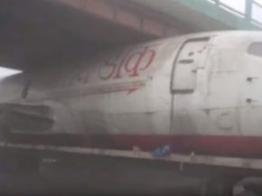 Mardi dernier, un Boeing 737-200 en partance pour la casse s est retrouvé coincé sous un pont à Durgapur en Inde, bloquant pend