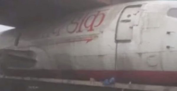 Mardi dernier, un Boeing 737-200 en partance pour la casse s est retrouvé coincé sous un pont à Durgapur en Inde, bloquant pend