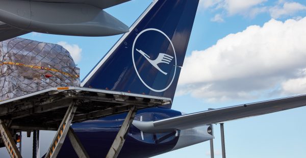 
Lufthansa a affrété mercredi un vol cargo spécial transportant 80 tonnes de fruits et légumes vers le Royaume-Uni, lorsque le