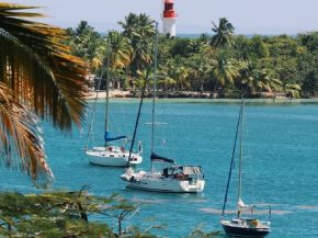 
Alors que de nombreuses destinations caribéennes peinent sous le poids du tourisme de masse nord-américain, la Guadeloupe émer