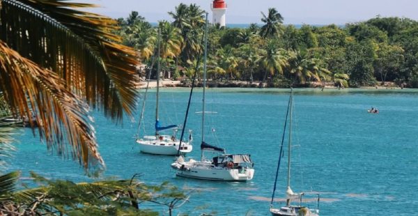 
Alors que de nombreuses destinations caribéennes peinent sous le poids du tourisme de masse nord-américain, la Guadeloupe émer