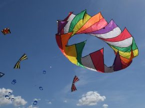 

Un cerf-volant et un drone peuvent tous deux poser des risques pour un avion de ligne, mais leur dangerosité dépend de plusieu