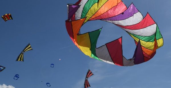 

Un cerf-volant et un drone peuvent tous deux poser des risques pour un avion de ligne, mais leur dangerosité dépend de plusieu