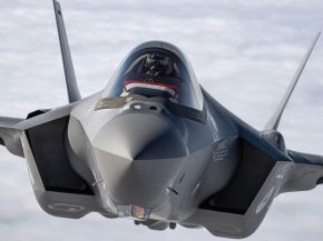 
KLM et le ministère néerlandais de la Défense ont signé hier un accord de coopération ouvrant la voie à une intégration pl