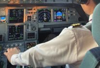 
En Thaïlande, plus de 1 700 pilotes expérimentés sont sans emploi. Si les écoles de pilotage forment plus de pilotes que les 