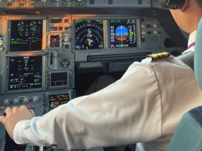 
En Thaïlande, plus de 1 700 pilotes expérimentés sont sans emploi. Si les écoles de pilotage forment plus de pilotes que les 