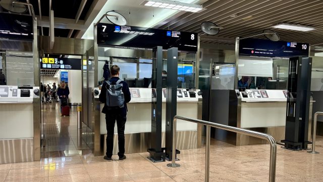 Brussels Airport : jusqu’à cinq heures d’attente aux contrôles EES, des moyens supplémentaires annoncés