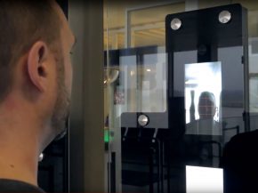 Genève Aéroport teste actuellement des portiques automatisés permettant un contrôle biométrique de l identité des passagers.