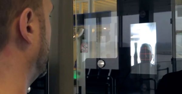Genève Aéroport teste actuellement des portiques automatisés permettant un contrôle biométrique de l identité des passagers.
