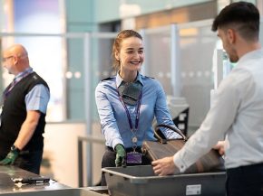 
L’aéroport britannique Londres-Heathrow met fin à la limite de 100 ml pour les liquides dans les bagages à main, grâce au d